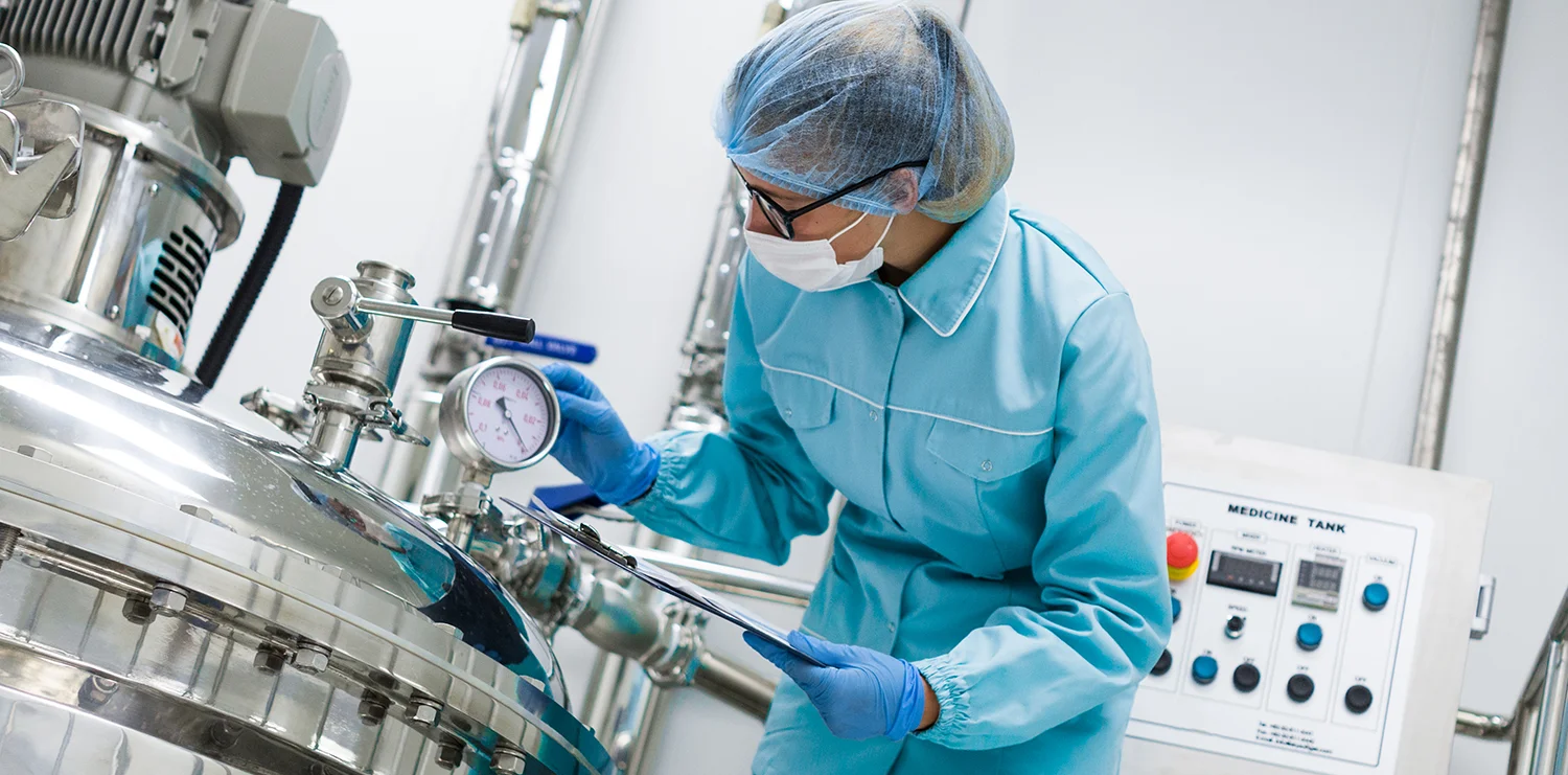 Подбор реагентной программы — инженер рассчитывает дозировку ингибитора и коагулянта под реальный состав воды