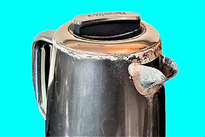 Почему после кипячения в воде появляются белые хлопья