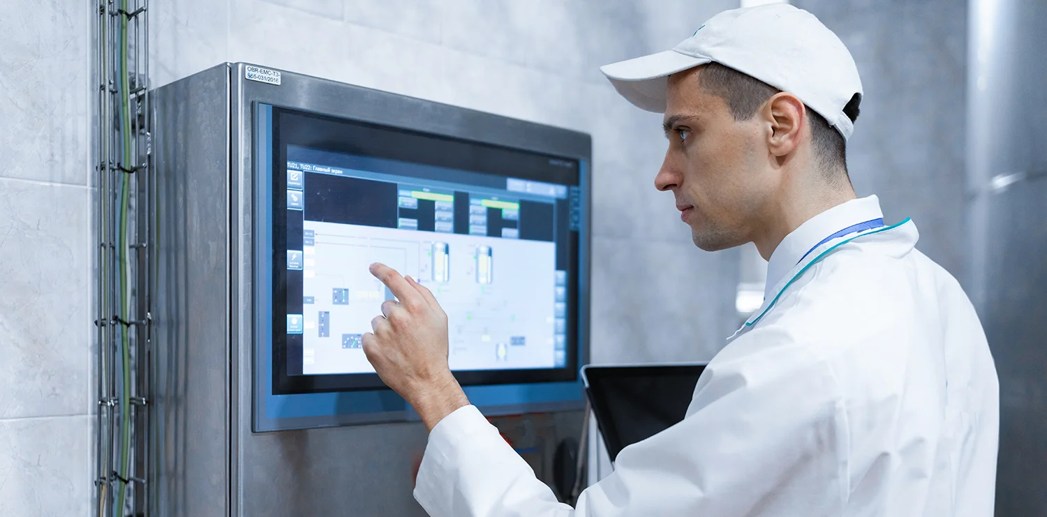 Инженер проводит пусконаладочные работы на системе умягчения воды — настройка контроллера, замеры на выходе