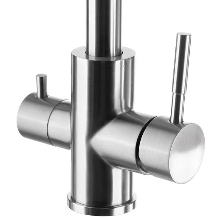 Комбинированный смеситель Гейзер Тугела для кухни с раздельными каналами: хромированный корпус, регулировочные ручки крупным планом