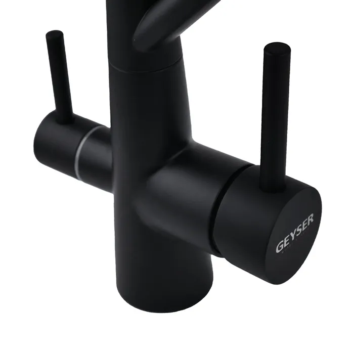 Ручки управления смесителем Гейзер Ниагара черный крупным планом