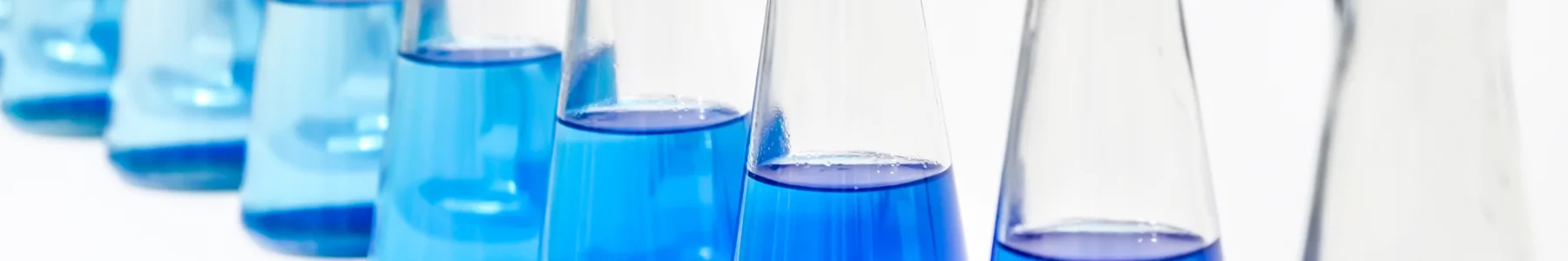 Лабораторные склянки с синей жидкостью