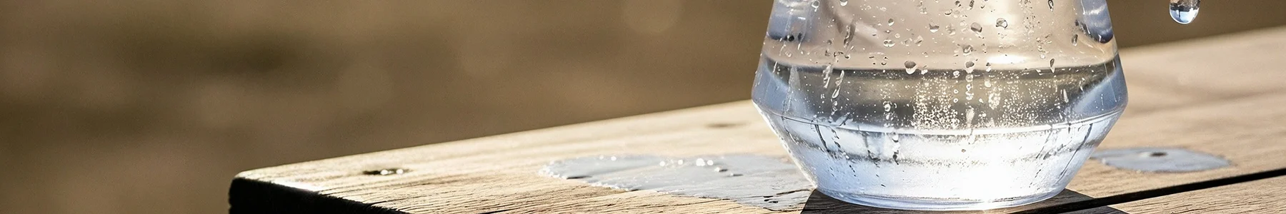 Чистая вода в графине