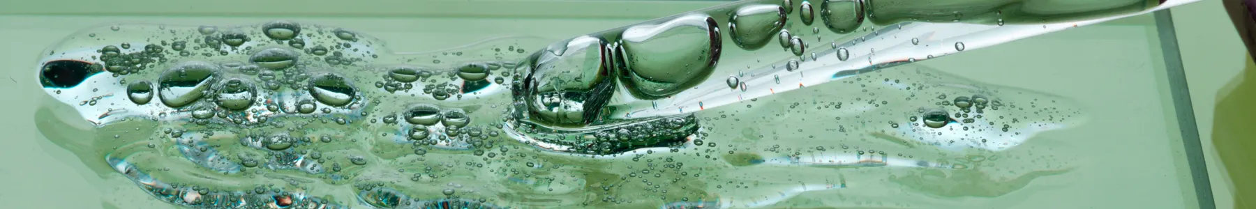 Загрязненная бактериями вода на предметном стекле