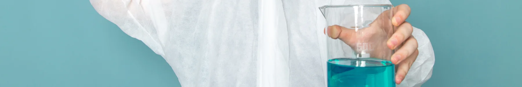 Человек в защитном костюме с лабораторной склянкой в руках