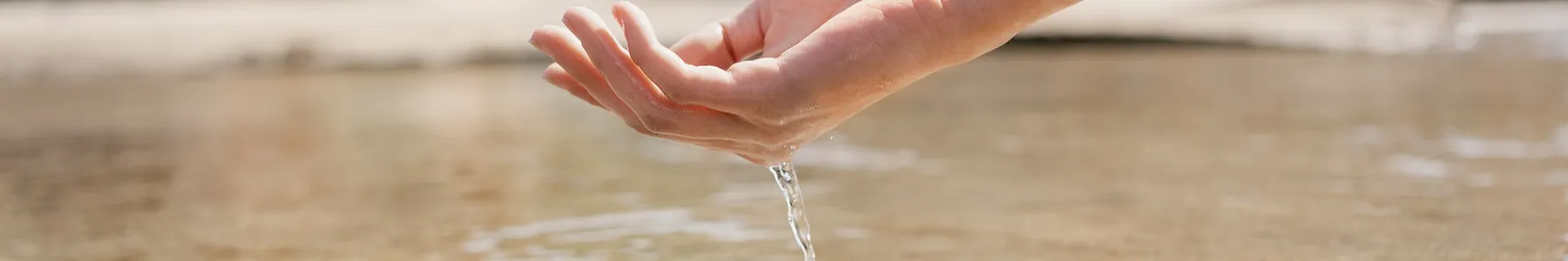 Капли воды стекают с руки