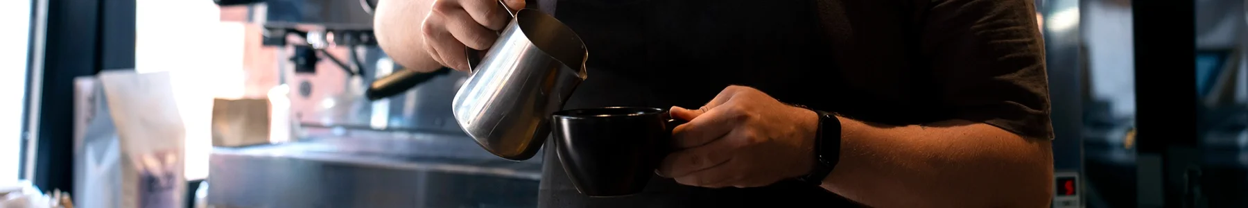 Бариста готовит вкусный кофе