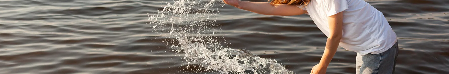 Брызги воды в реке